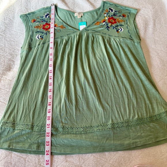 Maison & Belle Lalani Floral Embroidered Knit Green Blouse Size Medium Boho - Picture 9 of 9